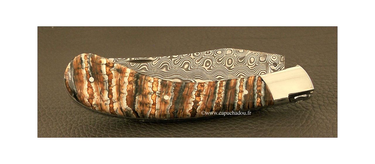 Le Capuchadou 12 cm, ivoire de molaire de Mammouth, Damas "Rose", maillechort. GUILLOCHAGE FIN