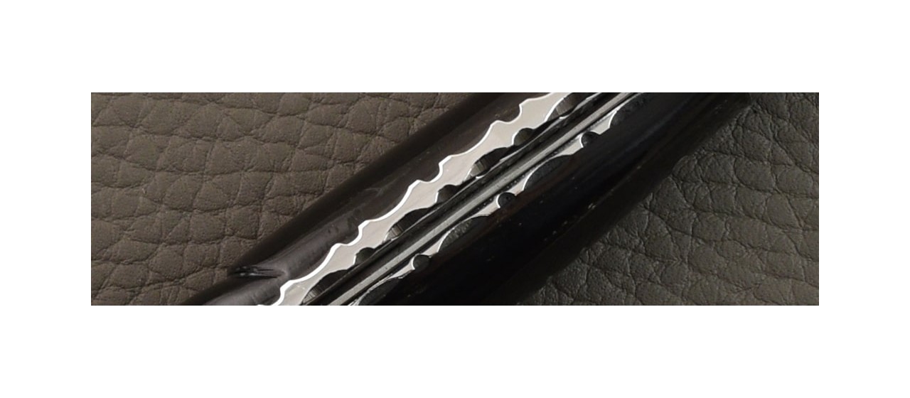 Laguiole Traditionnel 12 cm Guilloché avec Tire-Bouchon Pointe de corne noire