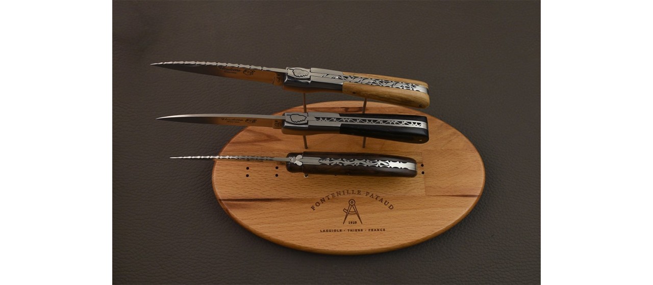 Display rack with 3 knives