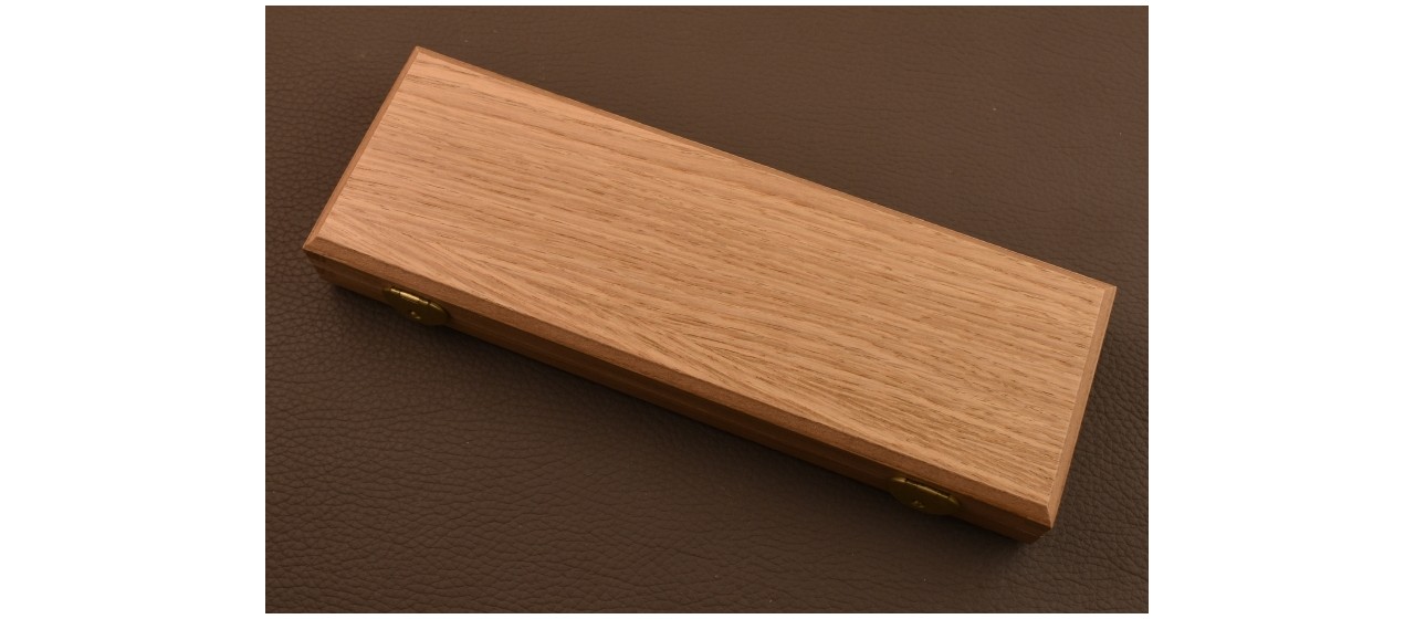 Coffret de rangement en bois pour nos couteaux de table.