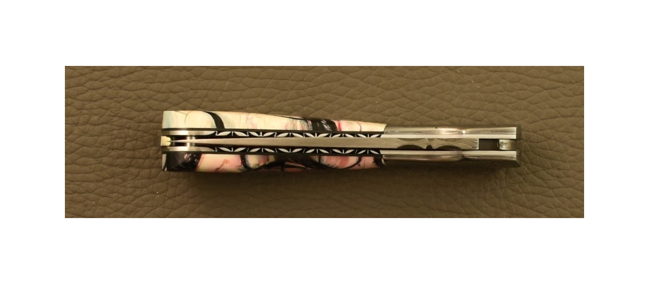 Couteau Pialincu Corse Damas Tranche de Mammouth rouge Guillochage fin