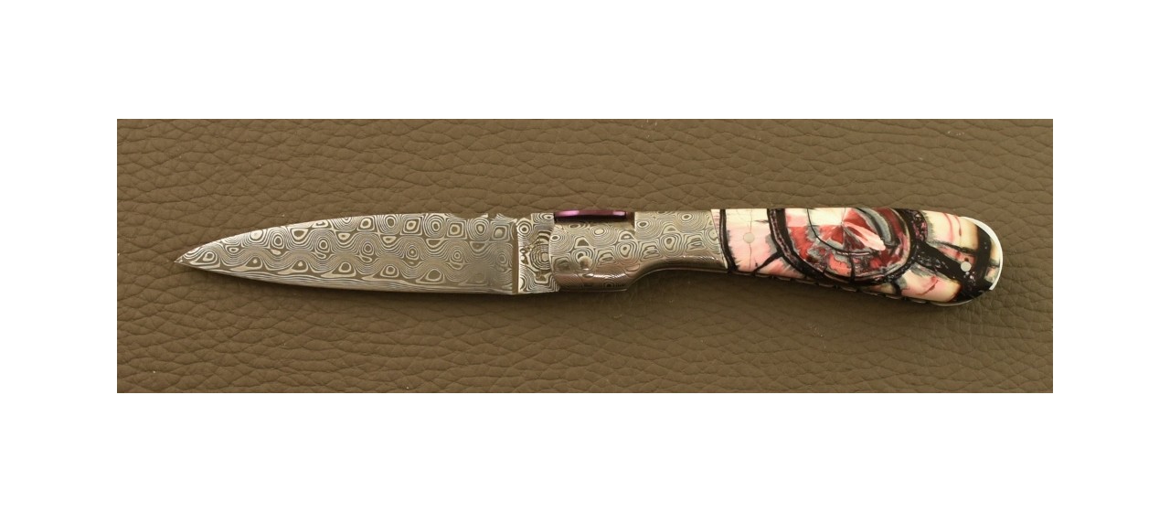 Couteau Pialincu Corse Damas Tranche de Mammouth rouge Guillochage fin