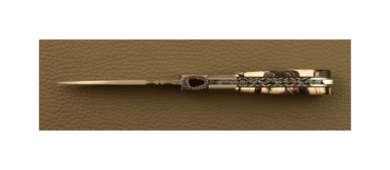 Couteau Pialincu Corse Damas Tranche de Mammouth rouge Guillochage fin