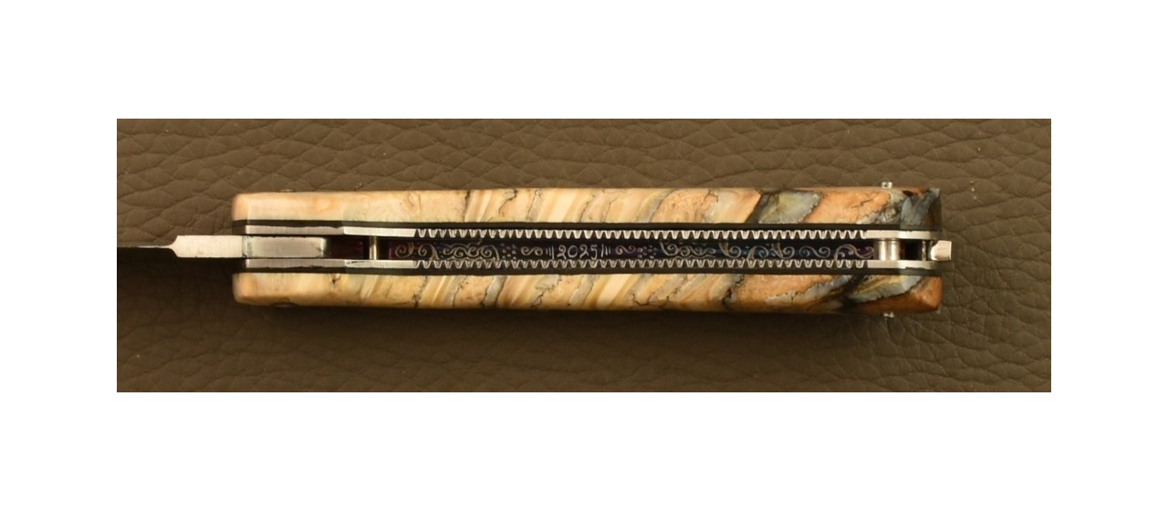 Couteau Pialincu Corse Damas Plein Manche Molaire de Mammouth, Guillochage fin