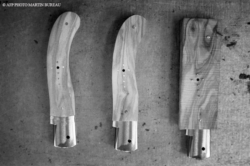 Atelier de fabrication de couteaux en France