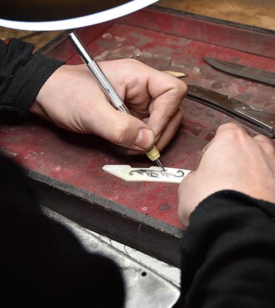 The scrimshaw in knife-making