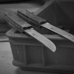 👀 Deux couteaux Le Thiers® attendent sagement la suite de leur fabrication.

Two Le Thiers® knives are waiting to be manufactured.