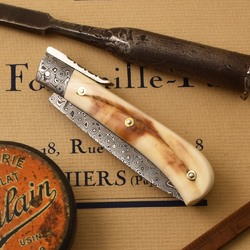 🔪 Pour un manche en ivoire de phacochère, nous utilisons une défense entière comme l'illustre ce couteau L'Anto avec sa lame et sa mitre en damas. 🐷
--------------
🔪For a warthog ivory handle, we use a full tusk, as shown by this L'Anto knife with
 damascus blade and bolster. 🐷

 #couteaupliant #couteaudepoche #couteaufrançais #couteaux #madeinfrance #madeinfrance❤️ #Thiers #thiers #valléedesusines #valleedesusinesdethiers #artisan #artisanat #artisanatfrancais #artisan #artisanat #artisanal #craft #crafts #craftmanship